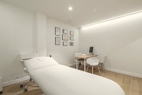 Sala del centro con diplomas de formación enmarcados en la pared